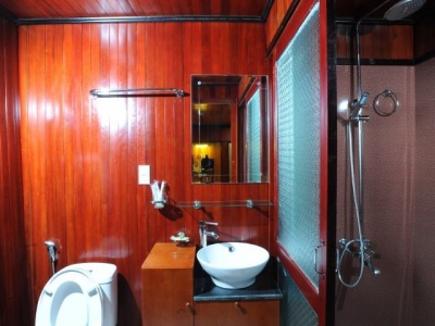 du-thuyen-imperial-bathroom